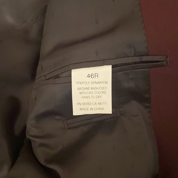 Never worn full suit (regular fit) 46R jacket and 40R pants. Burgundy. With tags - Picture 7 of 8